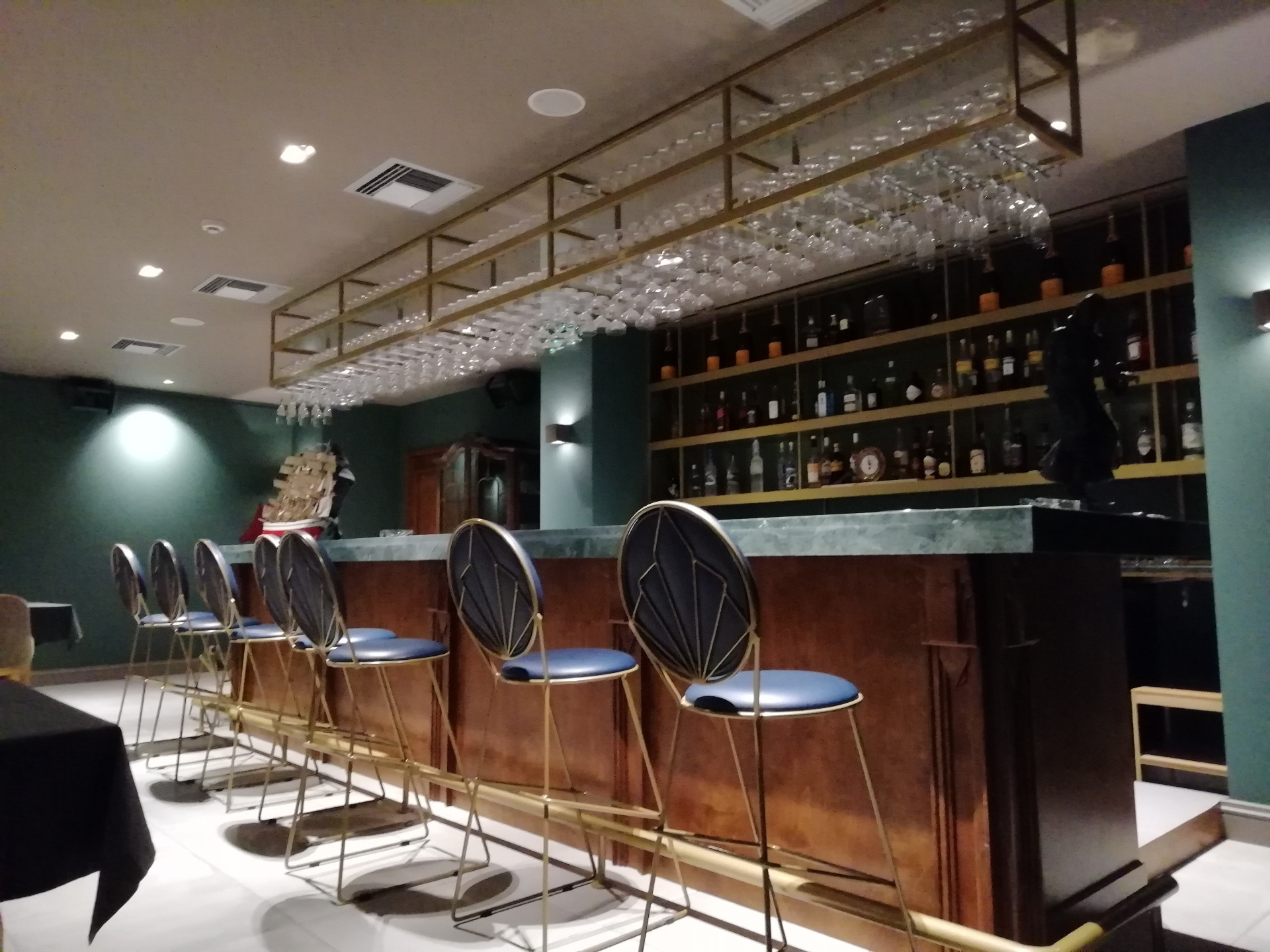 Bites and Wine, Μικρολίμανο